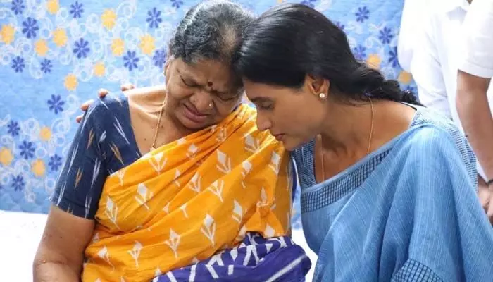 YS Sharmila: గద్దర్ కుటుంబానికి షర్మిల పరామర్శ.. సీఎం కేసీఆర్‌‌కు కీలక డిమాండ్లు | YS Sharmila Tributes Gaddar and family members were visited