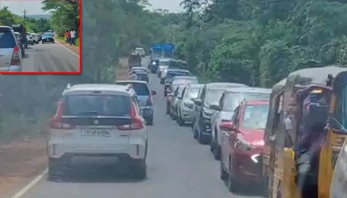 Srisailam: ఆలయానికి భారీగా భక్తులు.. 5 కిలో మీటర్ల మేర వాహనాలు Srisailam: ఆలయానికి భారీగా భక్తులు.. 5 కిలో మీటర్ల మేర వాహనాలు