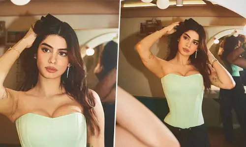 వాటిపై టాటూస్ చూపిస్తూ కవ్విస్తున్న శ్రీదేవి చిన్న కూతురు