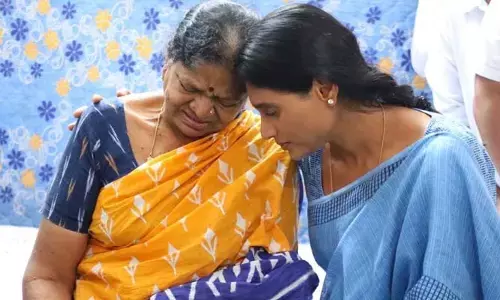 YS Sharmila: గద్దర్ కుటుంబానికి షర్మిల పరామర్శ.. సీఎం కేసీఆర్‌‌కు కీలక డిమాండ్లు