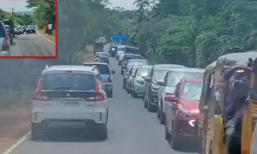 Srisailam: ఆలయానికి భారీగా భక్తులు.. 5 కిలో మీటర్ల మేర వాహనాలు