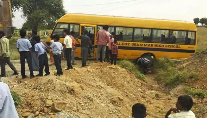 రోడ్డు కల్వర్టు లో పడ్డ స్కూల్ బస్సు రోడ్డు కల్వర్టు లో పడ్డ స్కూల్ బస్సు