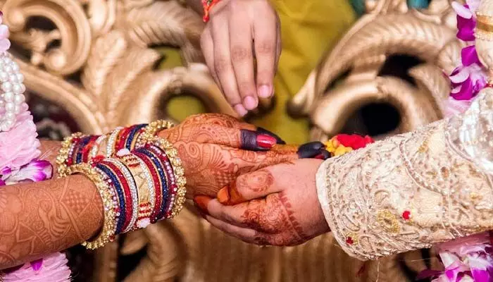 కాళ్లపారాణి ఆరకముందే: సముద్రంలో స్నానానికి వెళ్లిన నవదంపతులు గల్లంతు కాళ్లపారాణి ఆరకముందే: సముద్రంలో స్నానానికి వెళ్లిన నవదంపతులు గల్లంతు
