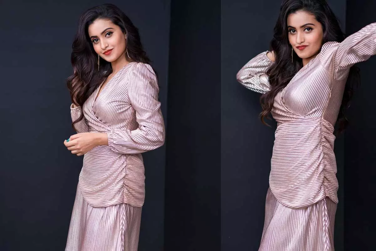 Deepika Pilli : కొంటె చూపులతో మాయ చేస్తోన్న హాట్ బ్యూటి..దీపిక పిల్లి Deepika Pilli : కొంటె చూపులతో మాయ చేస్తోన్న హాట్ బ్యూటి..దీపిక పిల్లి
