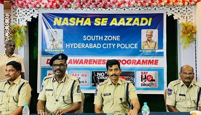 నషా సే ఆజాదీ.. డ్రగ్స్ పై పోలీసుల వినూత్న ప్రయోగం నషా సే ఆజాదీ.. డ్రగ్స్ పై పోలీసుల వినూత్న ప్రయోగం