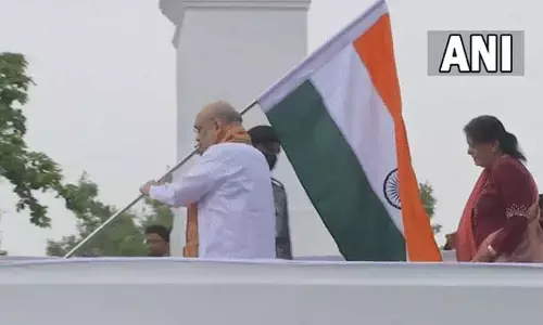 త్రివర్ణ పతాకాన్ని తన నివాసంలో ఎగురవేసిన హోంమంత్రి అమిత్ షా
