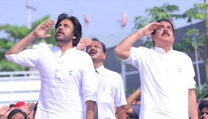 త్రివర్ణపతాకాన్ని ఎగురవేసిన జనసేన అధినేత Pawan Kalyan త్రివర్ణపతాకాన్ని ఎగురవేసిన జనసేన అధినేత Pawan Kalyan