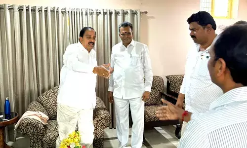 మాజీ మంత్రి తుమ్మల నాగేశ్వరావు ని కలిసిన రాష్ట్ర ఆయిల్  ఫెడ్ చైర్మన్