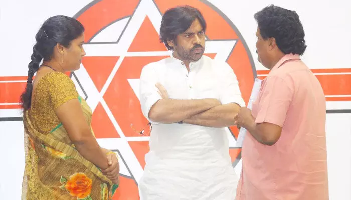 అన్యాయం జరిగితే పోరాడాలి...లేదంటే తిరగబడాలి : Pawan Kalyan.. అన్యాయం జరిగితే పోరాడాలి...లేదంటే తిరగబడాలి : Pawan Kalyan..