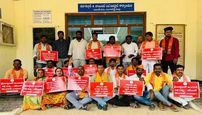 తొమ్మిదేళ్లుగా లేని ప్రేమ సడన్ గా పుట్టుకొచ్చింది..ఎన్నికల కోసమే కేసీఆర్ డ్రామాలు.. తొమ్మిదేళ్లుగా లేని ప్రేమ సడన్ గా పుట్టుకొచ్చింది..ఎన్నికల కోసమే కేసీఆర్ డ్రామాలు..