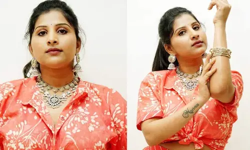 పైన బటన్స్ విప్పి, షర్ట్ ముడేసి.. హద్దులు చేరిపేస్తున్న Singer Mangli..!