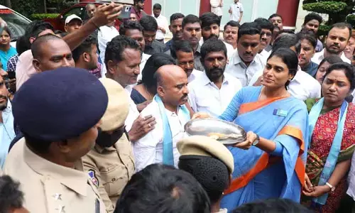 షర్మిల హౌస్ అరెస్ట్.. లోటస్ పాండ్ నివాసం వద్ద ఆసక్తికర సన్నివేశం