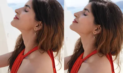 Actress Sakshi Malik looks hot in red dress