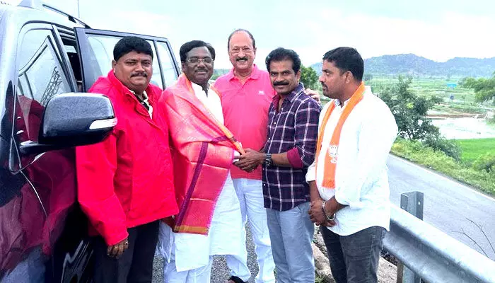 వివేక్ వెంకట్ స్వామికి ఘన స్వాగతం వివేక్ వెంకట్ స్వామికి ఘన స్వాగతం