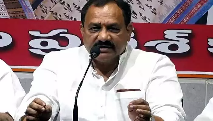 కేసీఆర్ అవినీతి సామ్రాట్.. అతి తక్కువ టైమ్లో ఎక్కువ దోచుకున్న రికార్డ్ ఆయనదే: మహేష్ కుమార్ గౌడ్ కేసీఆర్ అవినీతి సామ్రాట్.. అతి తక్కువ టైమ్లో ఎక్కువ దోచుకున్న రికార్డ్ ఆయనదే: మహేష్ కుమార్ గౌడ్