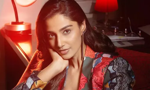 Meenakshi Chaudhary : గుంటూరు కారంలా హీట్ పెంచుతున్న  మీనాక్షి చౌదరి