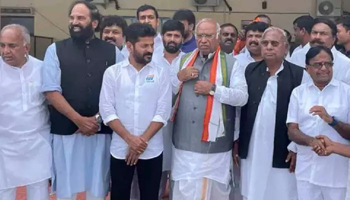 Delhi: తెలంగాణ మేనిఫెస్టోపై ఢిల్లిలో చర్చ.. టీ కాంగ్రెస్ నేతలకు ఖర్గే కీలక సూచనలు Delhi: తెలంగాణ మేనిఫెస్టోపై ఢిల్లిలో చర్చ.. టీ కాంగ్రెస్ నేతలకు ఖర్గే కీలక సూచనలు