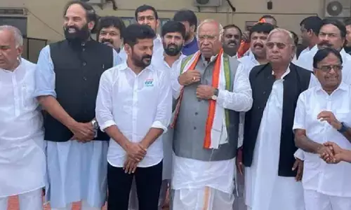 Delhi:  తెలంగాణ మేనిఫెస్టోపై ఢిల్లిలో చర్చ.. టీ కాంగ్రెస్  నేతలకు ఖర్గే కీలక సూచనలు