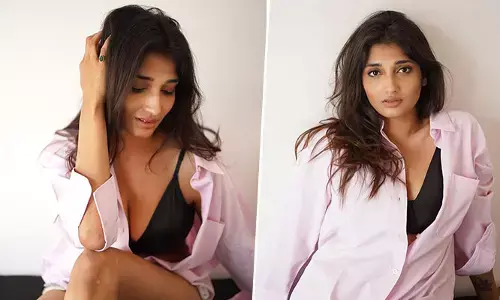 షర్ట్ బటన్స్ విప్పేసి బ్రా తో దర్శనమిచ్చిన Priya Vadlamani..