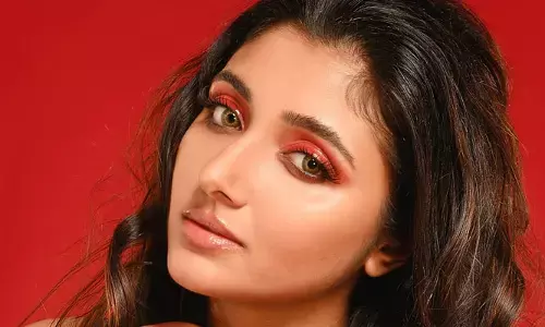 Mirna Menon hot looks
