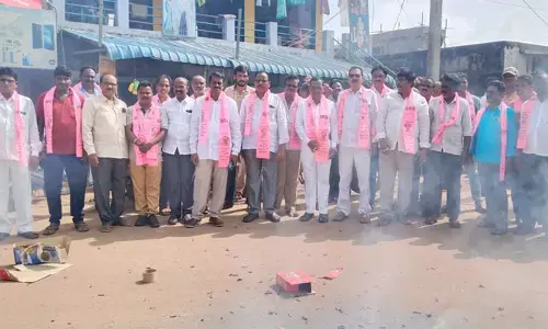 దమ్మపేటలో బీఆర్ఎస్ శ్రేణుల సంబరాలు..