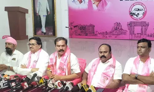 అభివృద్ధి చూడ‌లేని క‌ళ్లున్న క‌బోదులు ప్ర‌తిప‌క్షాలు : ప్రభుత్వ చీఫ్ విప్
