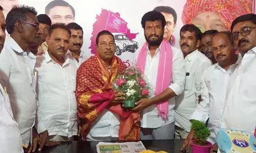 బోథ్ ఎమ్మెల్యేను మర్యాదపూర్వకంగా కలిసిన అనిల్ జాదవ్