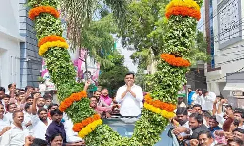 ఎమ్మెల్యే కిషోర్ నివాసంలో బీఆర్ఎస్ సంబరాలు