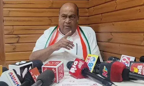 దేశం దాటి పోకుండా.. కేసీఆర్ పాస్ పోర్ట్ సీజ్ చేయండి.!