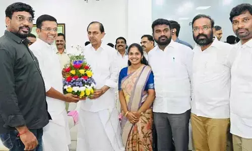 సీఎం కేసీఆర్ ను కలిసిన Putta Madhukar