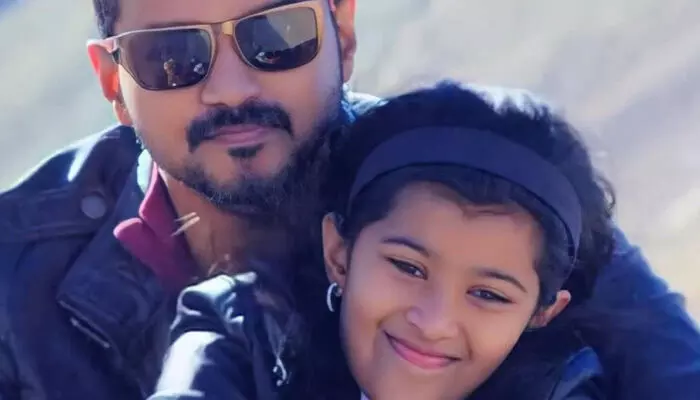 కూతురి డ్యాన్స్ను రెప్పవాల్చకుండా చూసిన Vijay.. రేర్ వీడియో వైరల్ కూతురి డ్యాన్స్ను రెప్పవాల్చకుండా చూసిన Vijay.. రేర్ వీడియో వైరల్