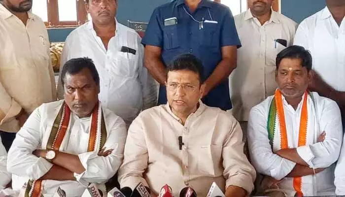 మోసపూరిత హామీలతో ప్రజలను తప్పుదోవ పట్టిస్తున్న ప్రభుత్వాలు : MLA Sridhar Babu మోసపూరిత హామీలతో ప్రజలను తప్పుదోవ పట్టిస్తున్న ప్రభుత్వాలు : MLA Sridhar Babu