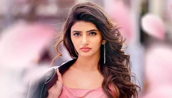 స్టార్ హీరో ప్రేమలో Sree Leela తల్లి.. ఆయనతో Romance చేస్తే ఇంట్లోకి రావద్దంటూ కూతురికి Warning..! స్టార్ హీరో ప్రేమలో Sree Leela తల్లి.. ఆయనతో Romance చేస్తే ఇంట్లోకి రావద్దంటూ కూతురికి Warning..!