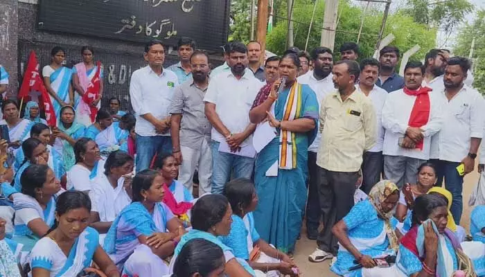ఆశా వర్కర్ల సమస్యలు పరిష్కరించాలి : Seethakka ఆశా వర్కర్ల సమస్యలు పరిష్కరించాలి : Seethakka