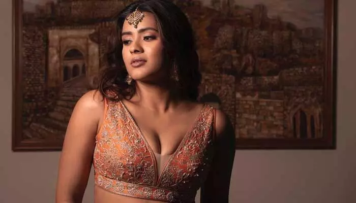 Hebha Patel : లోతైన ఎద అందాలు.హెబ్బా పరువాల విందు.. Hebha Patel : లోతైన ఎద అందాలు.హెబ్బా పరువాల విందు..