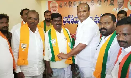 బీఆర్ఎస్ కు  షాక్.. బీజేపీలో చేరిన టెంకటి సర్పంచ్