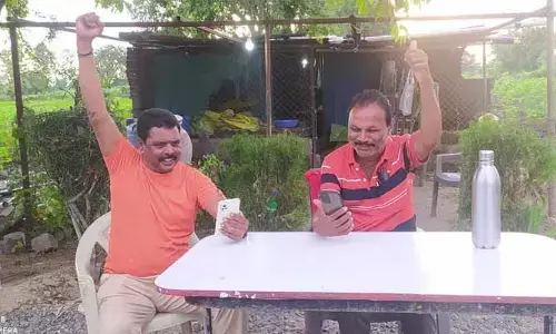 అన్ని మరిచి.. చంద్రయాన్-3 చూస్తూ..