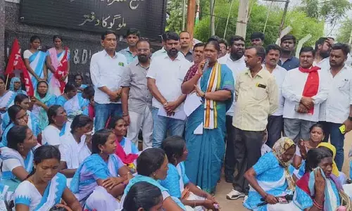 ఆశా వర్కర్ల సమస్యలు పరిష్కరించాలి : Seethakka