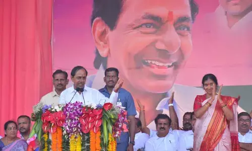 కర్నాటకలో కాంగ్రెస్ తట్టా, పారా కిందపడేసింది : CM KCR