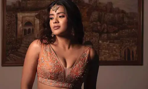 Hebha Patel  : లోతైన ఎద అందాలు.హెబ్బా పరువాల విందు..