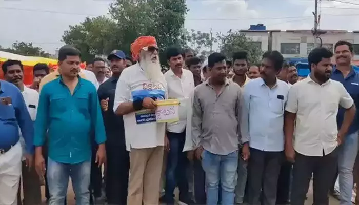 జగన్ ఎఫెక్ట్: భిక్షాటన చేస్తున్న జేసీ ప్రభాకర్ రెడ్డి జగన్ ఎఫెక్ట్: భిక్షాటన చేస్తున్న జేసీ ప్రభాకర్ రెడ్డి