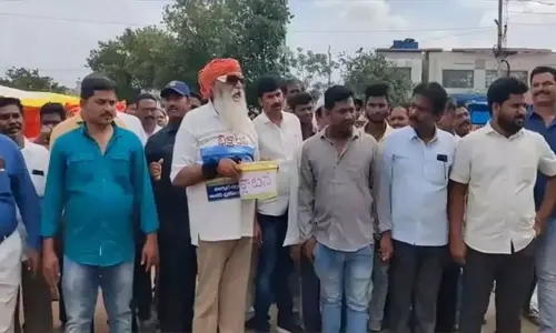 జగన్ ఎఫెక్ట్: భిక్షాటన చేస్తున్న జేసీ ప్రభాకర్ రెడ్డి