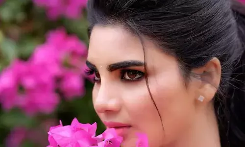 Jabardasth Varsha :క్యూట్ లుక్స్ తో..ఎద అందాల‌తో రెచ్చిపోతోన్న జ‌బ‌ర్ద‌స్త్ వ‌ర్ష‌