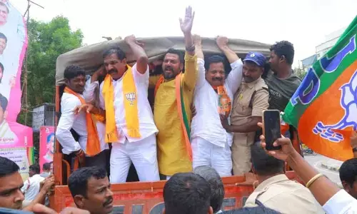 మంత్రి హరీష్ రావు క్యాంపు కార్యాలయం ముట్టడి