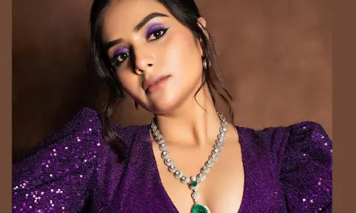 Sreemukhi మెడలో నగనైన కాకపోతిని ఆ వెచ్చటి బిగి కౌగిలిలో నలిగిపోదును.