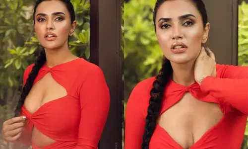 Akshara Gowda look hot in red