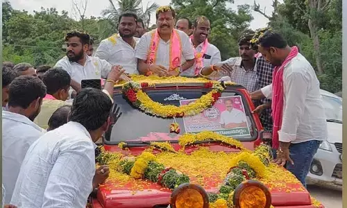 ఎమ్మెల్యే బీరంకు ఘనస్వాగతం పలికిన బీఆర్ఎస్ శ్రేణులు