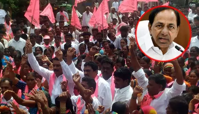 కామారెడ్డి నుంచి KCR పోటీ.. 9 గ్రామపంచాయతీల సంచలన నిర్ణయం కామారెడ్డి నుంచి KCR పోటీ.. 9 గ్రామపంచాయతీల సంచలన నిర్ణయం