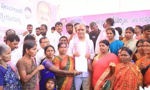 లక్ష లోపు రుణాలన్ని మాఫీ చేస్తాం: మంత్రి హరీష్ రావు