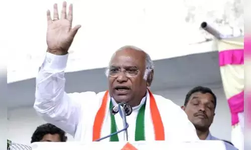 ప్రధాని మోడీ, సీఎం కేసీఆర్ ఇద్దరూ ఒక్కటే: మల్లికార్జున ఖర్గే ఫైర్